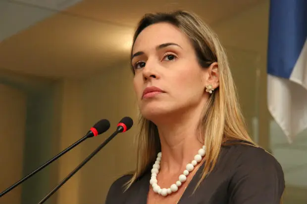 Correligionária de Rodrigo Vidal, a vereadora Isabella de Roldão criticou a periodicidade dos mutirões nas comunidades e afirmou que os animais direcionados para feiras de adoção não são castrados. Foto: Câmara do Recife/Divulgação