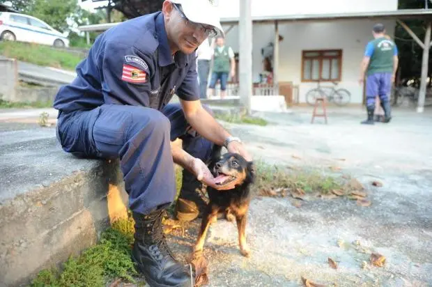 Donizete Oliveira e o cão Pingo se reencontraram depois de três meses Foto: Patrick Rodrigues / Agencia RBS