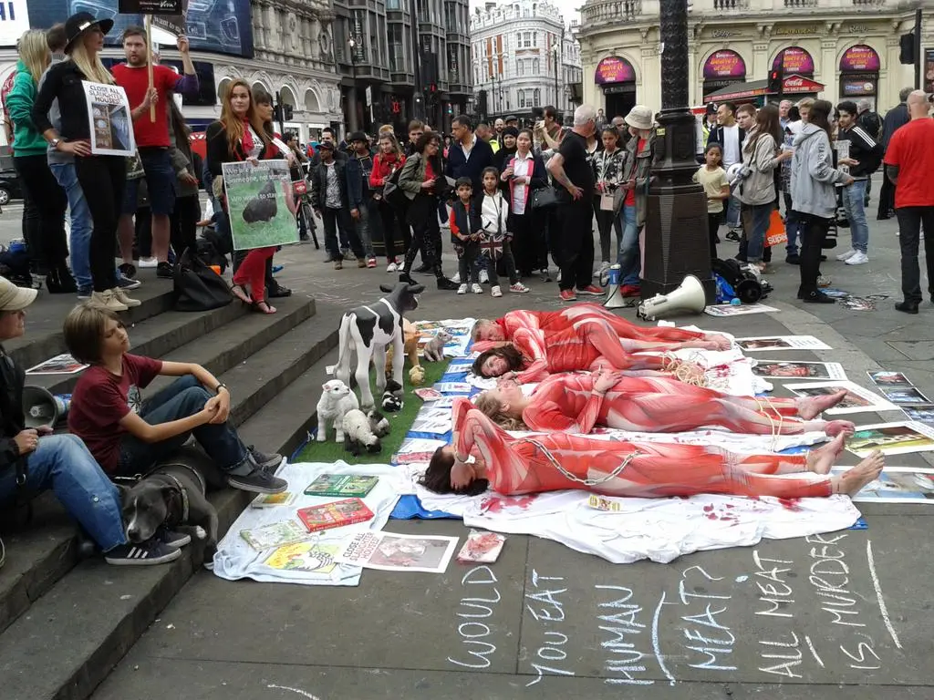 Cena da manifestação em Londres. Foto: Twitter/@ldmgrd