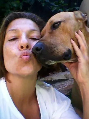 Sibele e Scooby dois anos depois do tratamento (Foto: Sibele Cação/ Arquivo Pessoal)