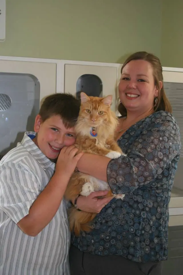 Robert Pressler, Jennifer Pressler e Clark Kent, o gato, na abertura do abrigo de animais do Centro Sojourner. (RedRover)