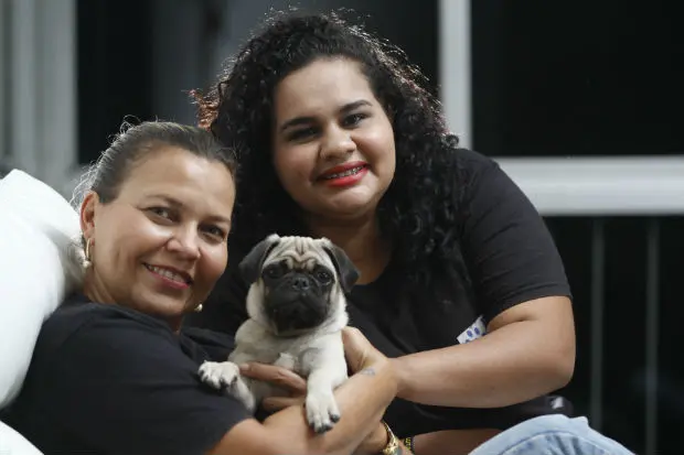 Mayne e Amanda resgataram o cão após denúncia da síndica do prédio sobre maus-tratos do tutor