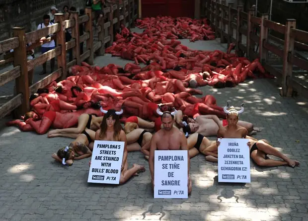 Ativistas do Peta e do grupo AnimaNaturalis protestam contra touradas em Pamplona neste sábado (4) (Foto: Ander Gillenea/AFP)