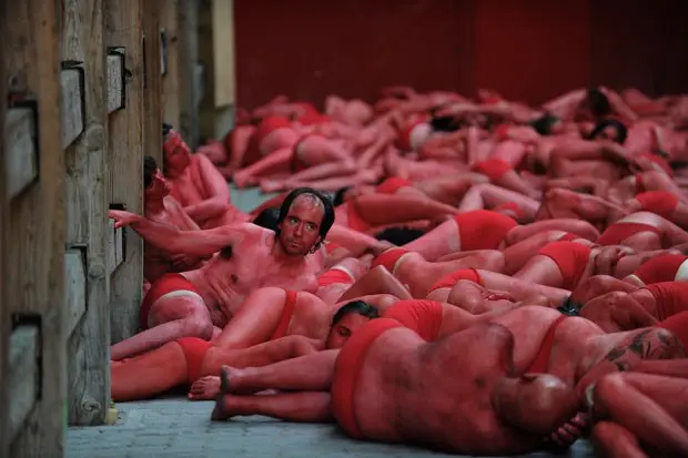 Ativistas do Peta e do grupo AnimaNaturalis protestam contra touradas em Pamplona neste sábado (4) (Foto: Ander Gillenea/AFP)