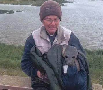 Ian Ellis e a filhote resgatada. Foto: Skegness Natureland Seal Sanctuary