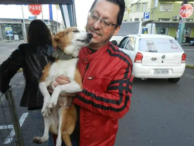 Luiz Irvando reencontrou cão Fox após 8 meses (Foto: Prefeitura de São Leopoldo/Divulgação)