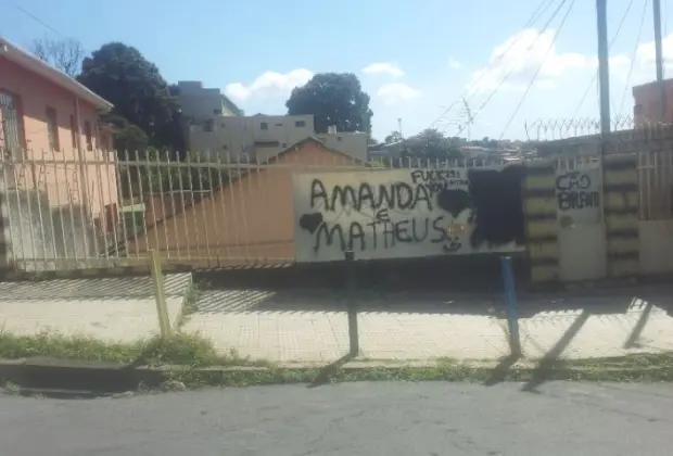 Casa onde os animais estão abandonados