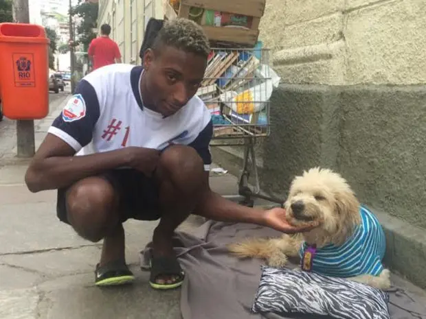 Guilherme e o cão Fox, pouco tempo antes de saírem das ruas. (Foto: Débora Vieira/ Arquivo pessoal)