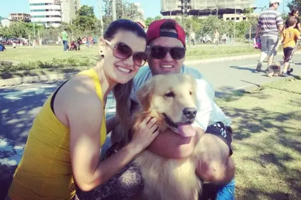 O casal Gabriele e Vandelino Waltrich levou o golden retrivier Brocador ao parque neste domingo Foto: Camila Iara / Agência RBS