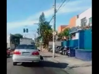 Após o abandono, o carro arrastou deixando o cão na rua