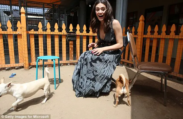 A atriz se divertiu com os animais. (Foto: Reprodução / Daily Mail UK) 