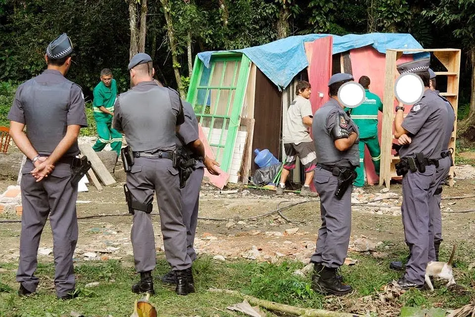 À direita é possível ver o animal roçando na perna do policial