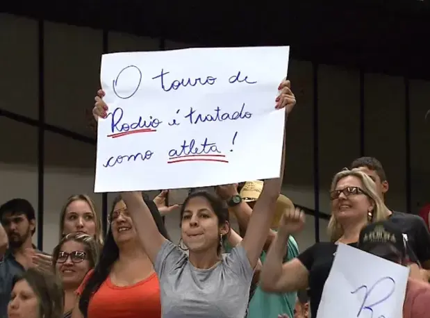 Grupo contrário ao projeto de lei protestou durante a sessão na Câmara (Foto: Fábio Junior/EPTV)