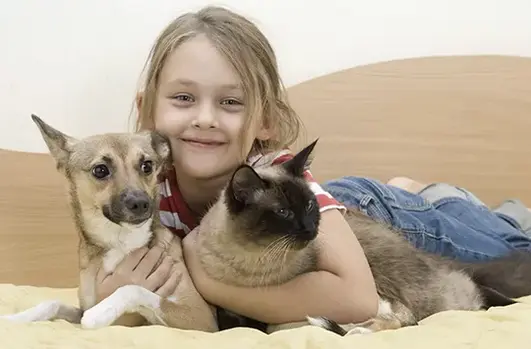 Criança com seu cachorro e gato (Foto: Thinkstock )