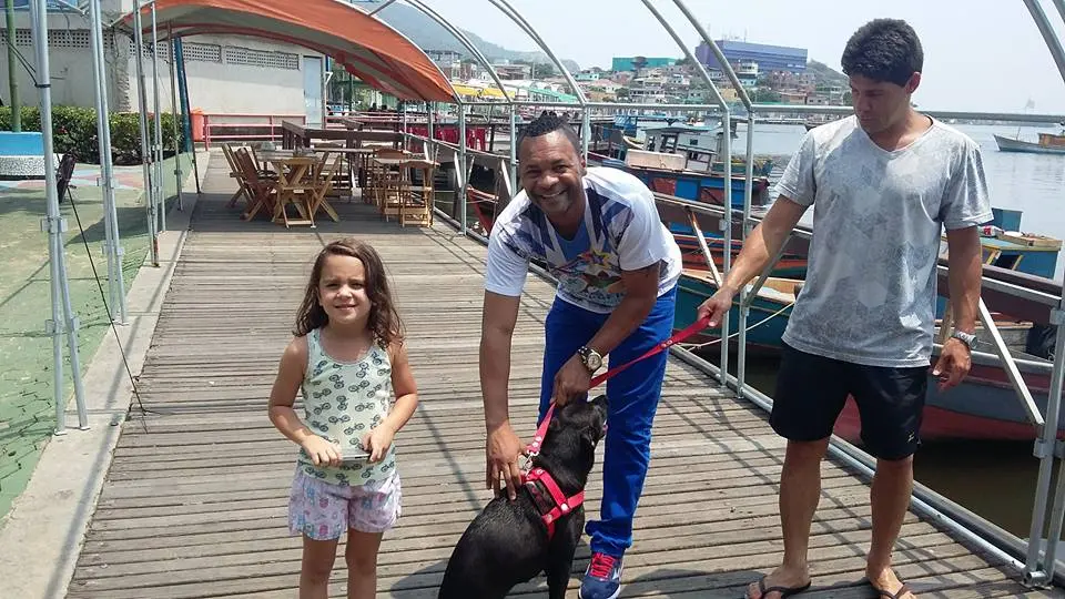 Herói! No lugar certo, na hora certa, o mestre-sala Claudinho salvou a vida de um cãozinho que caiu no mar de Vitória, no Espírito Santo, para alegria da dona, que tirou uma foto com o dançarino após o resgate – Foto: Reprodução/Facebook