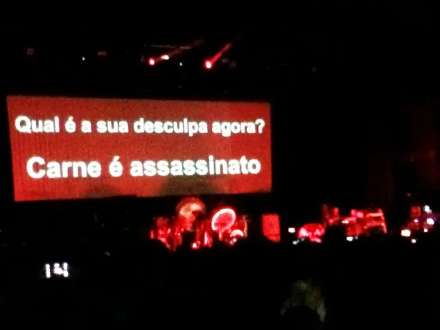 Projeção do palco no final da música Meat is Murder