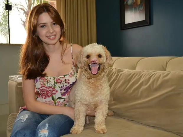 Larissa adotou Théo após ver foto do cachorro maltratado em rede social (Foto: Mary Porfiro/G1)
