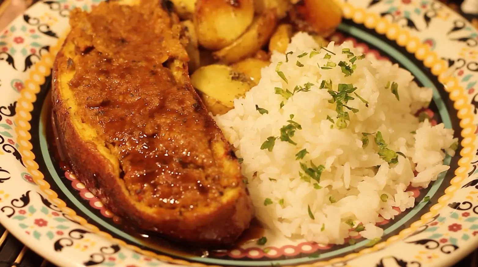 O Peru de Tofu decora a mesa com sabor e combina bastante com batatas. Descrição para deficientes visuais: Prato com um pedaço de peru de tofu bem dourado, arroz e batatas grelhadas. Foto: Divulgação