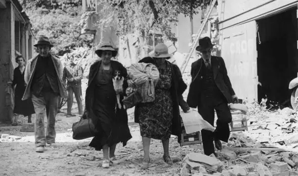 Fagg e Miss Horsley levando seu cão após bombardeio