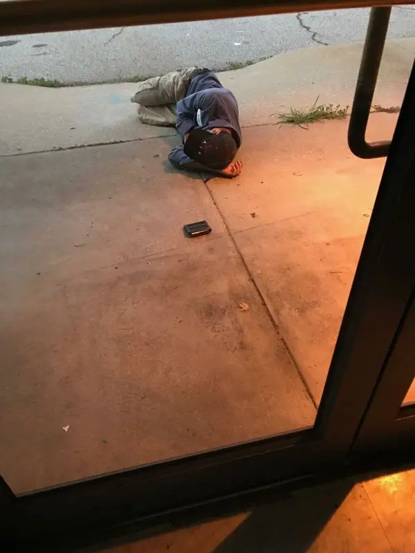 Morador de rua em frente ao antigo abrigo