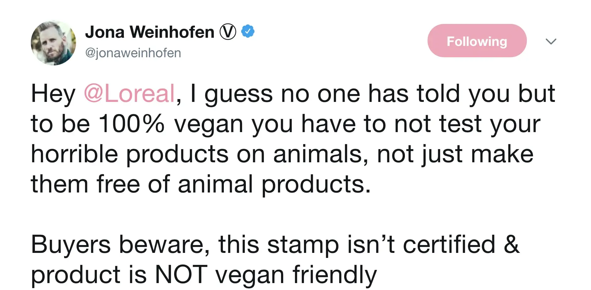 O ativista Jona Weinhofen denuncia a propaganda enganosa da L'Oreal ao colocar um "selo vegano" em um produto.