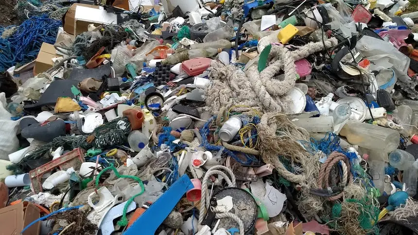 Redes de pesca e cordas também são encontradas no mar.