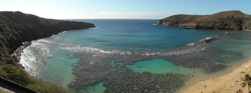 Praia Hanauma Bay no Havaí apresenta grande extensão da beleza dos recifes de corais (Foto: Daniel Ramirez)