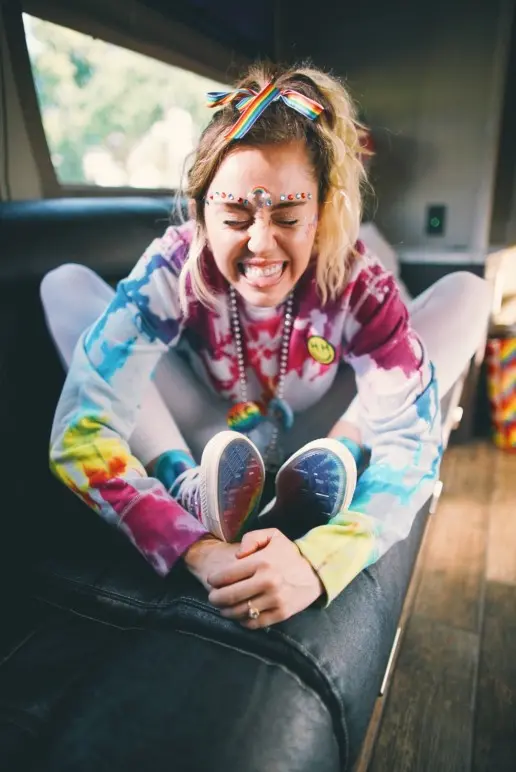 Miley Cyrus lançou peças de sua marca de moda vegana recentemente e está propagando o veganismo em eventos de moda. (Foto: Vogue)