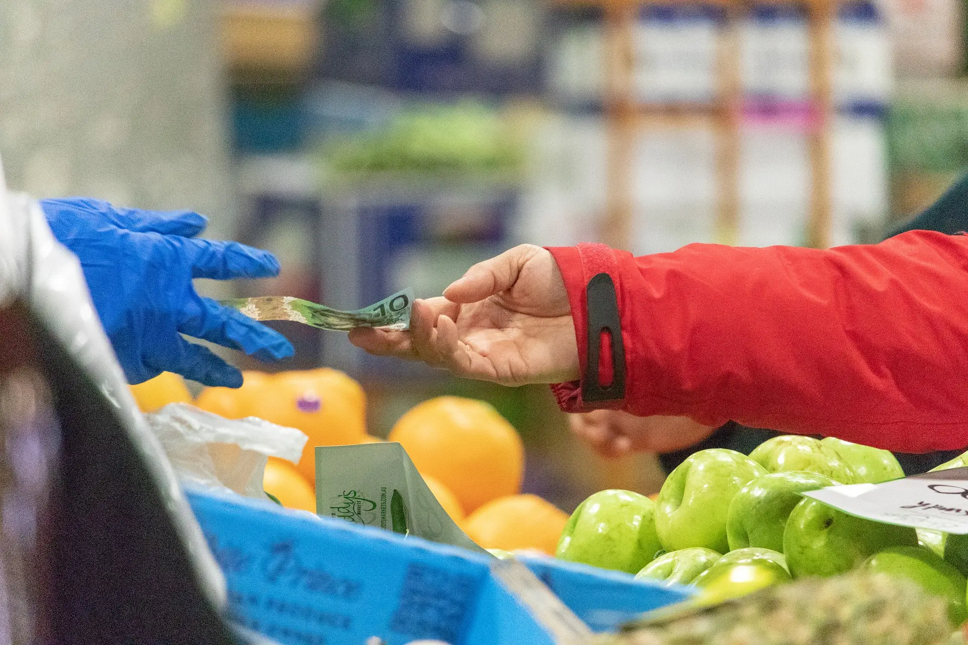 Veganos realizando a compra de vegetais. 