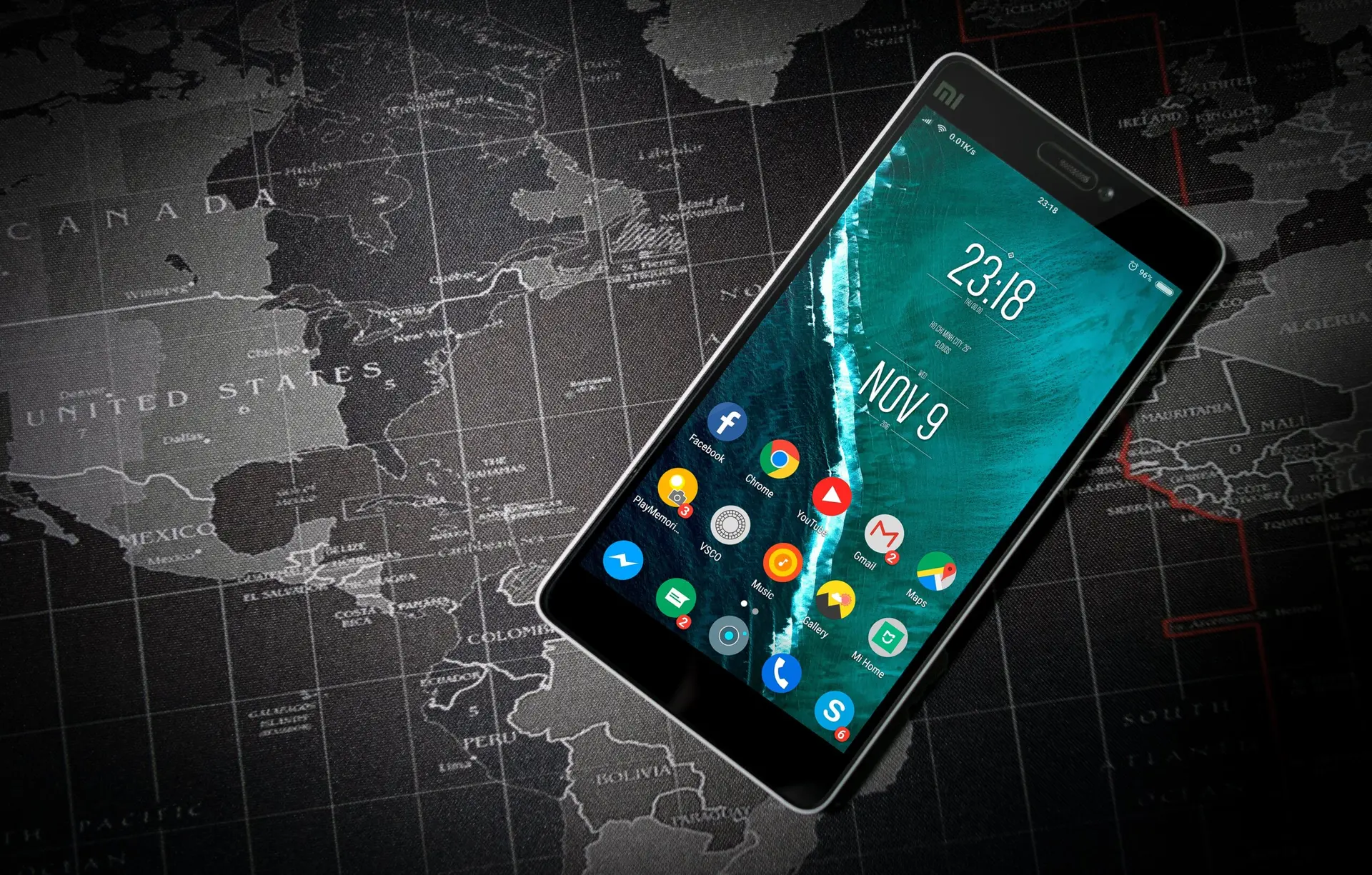 Imagem de um celular com um mapa virtual