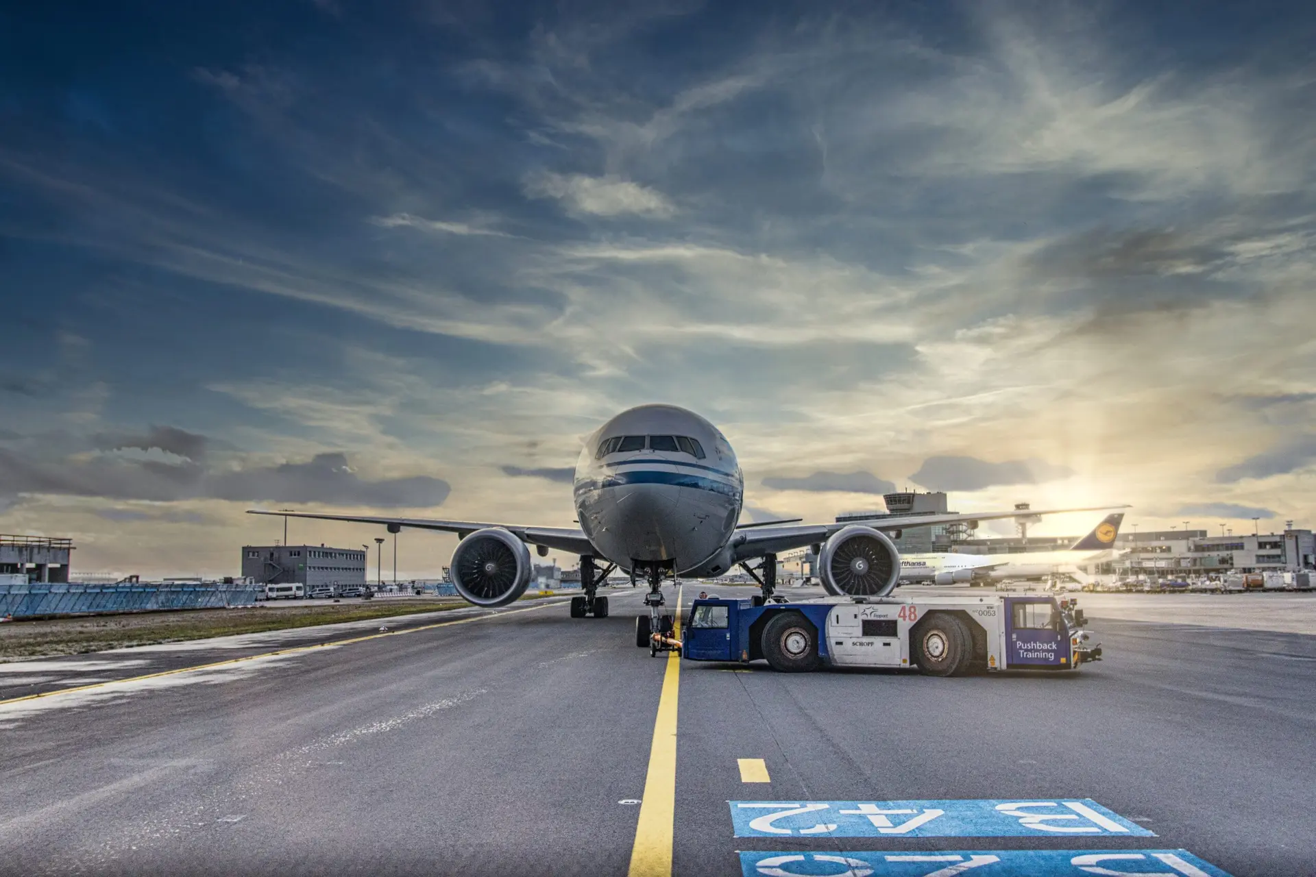 Imagem de avião em pista