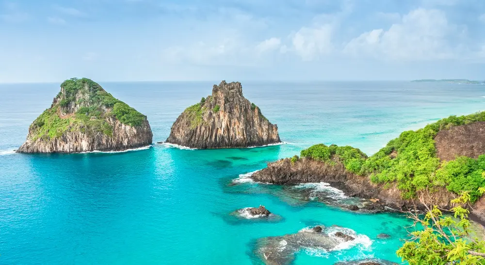 Na imagem, a Baía dos Porcos, em Fernando de Noronha, ameaçada por leilão de petróleo