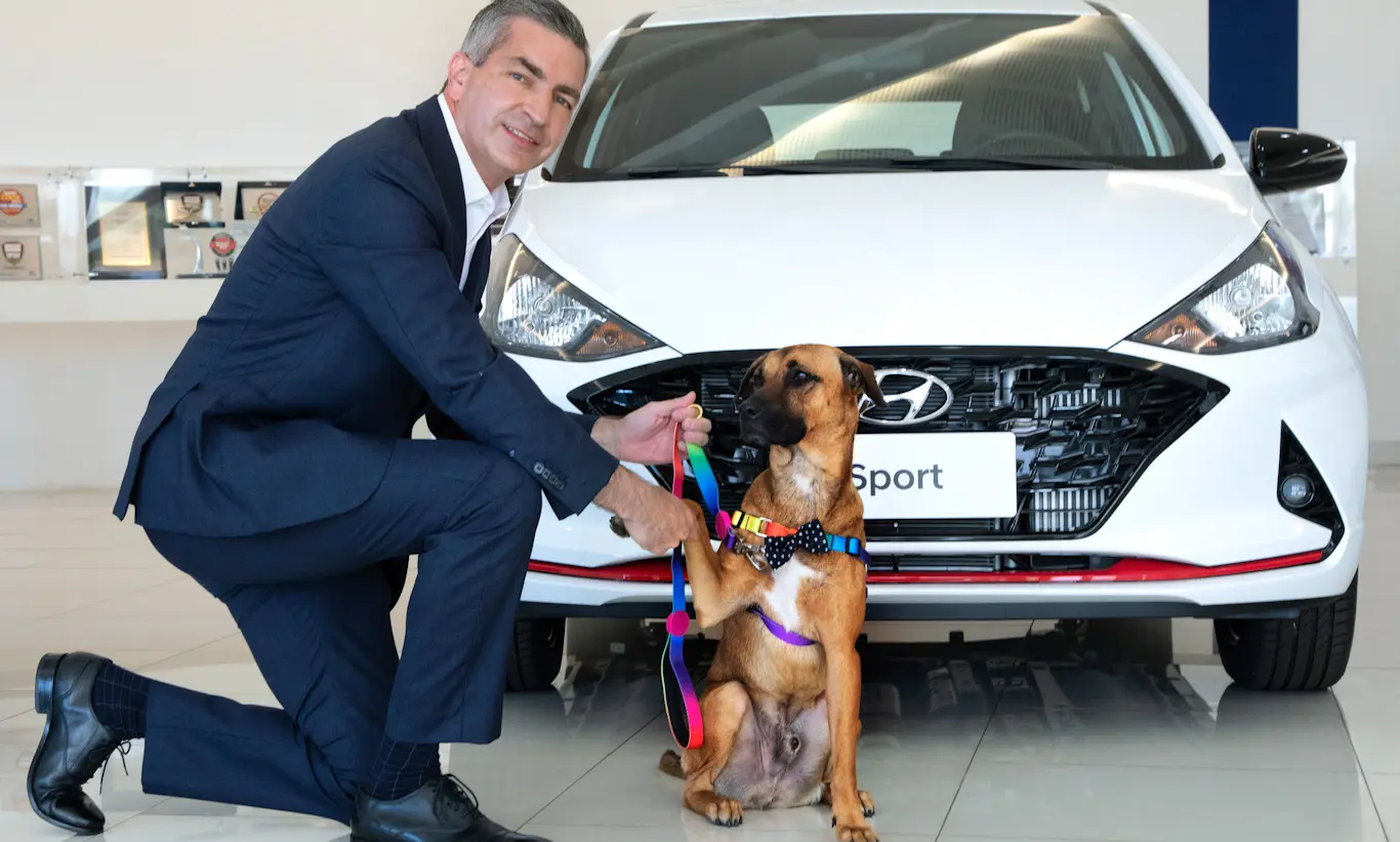 Na imagem, Tucson e o presidente da Hyundai