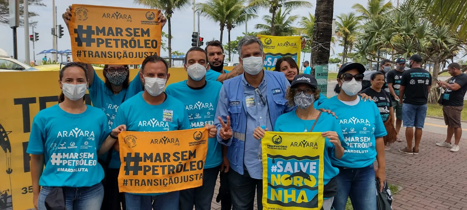 Na imagem, grupo de ativistas protestam no Rio de Janeiro contra a realização do leilão de petróleo