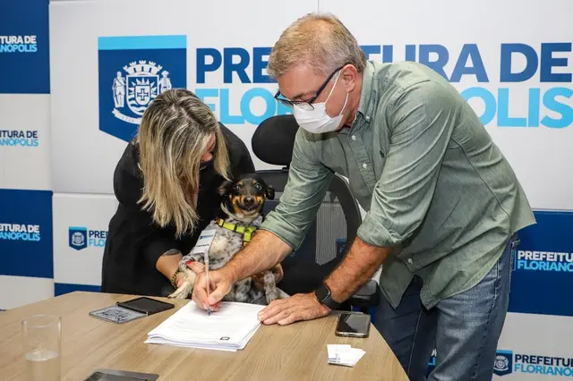 Many é a primeira cachorra a participar da assinatura de um projeto de lei em Florianópolis