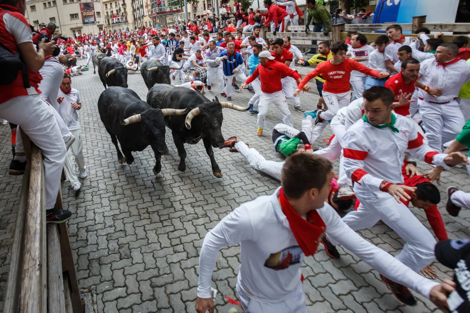 Seis pessoas ficam feridas na primeira corrida de touros do festival de San  Fermin, na Espanha