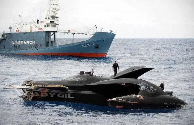 Embarcação dos ativistas defensores das baleias ficou destruída