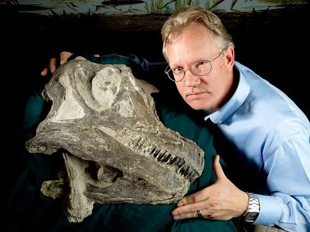 O paleontólogo Brooks Britt mostra fóssil do abydossaurus