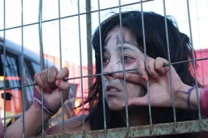 Ativista enjaulada contra o uso de animais em circos. (Foto: PrensAnimalista)