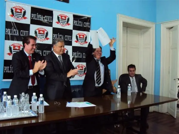 Flávio Lamas comemora a assinatura do documento que oficializa a delegacia