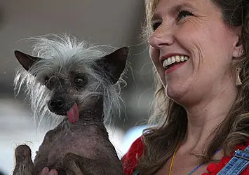 Dawn Goehring segura Miss Ellie no colo em foto de 2009: tutora quer abrir refúgio para animais