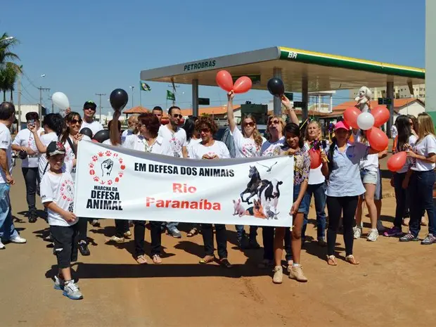Moradores aderiram à "Marcha da Defesa Animal" em Rio Paranaíba (Foto: Thamires Sousa/Divulgação)