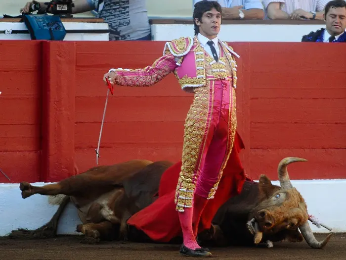 Toureiro francês Sebastián Castella faz pose após matar animal em tourada em Santander, norte da Espanha (Foto: Reuters)