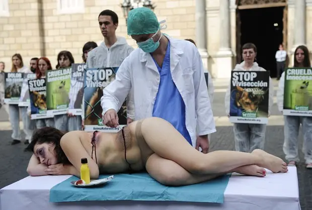 Ativistas protestaram contra a vivissecção e experimentação com animais (Foto: Josep Lago/AFP)