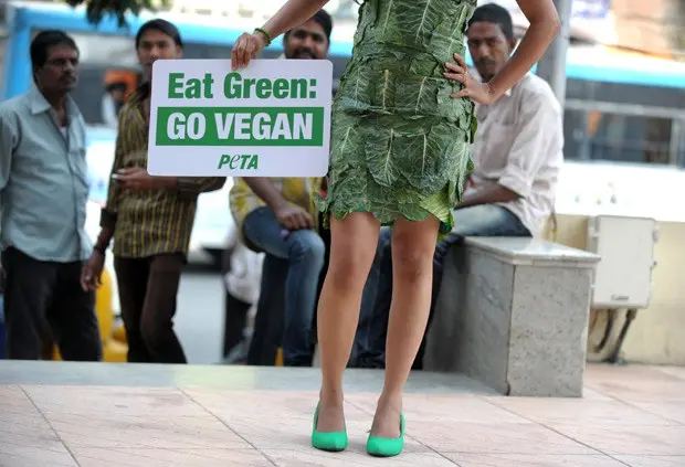 'Coma verde: seja vegano', diz placa segurada por manifestante da organização Peta. (Foto: AFP Photo/Noah Seelam)
