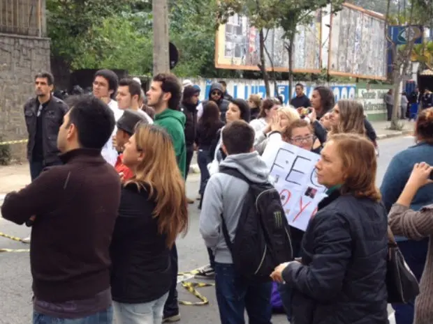 Ativistas se reuniram na frente do fórum de São Roque para cobrar investigação  (Foto: Mayco Geretti/TV TEM)