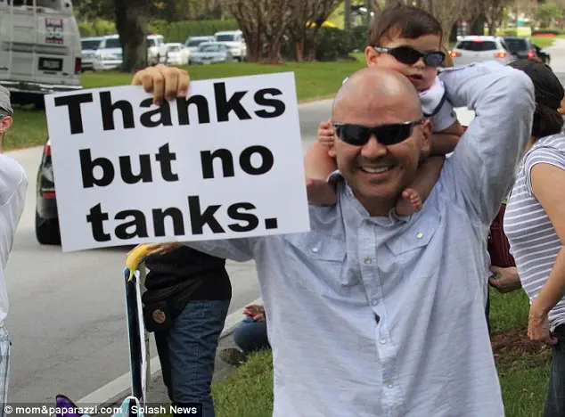 Ativista carrega dizeres "Obrigada mas nada de tanques". Foto: Daily Mail
