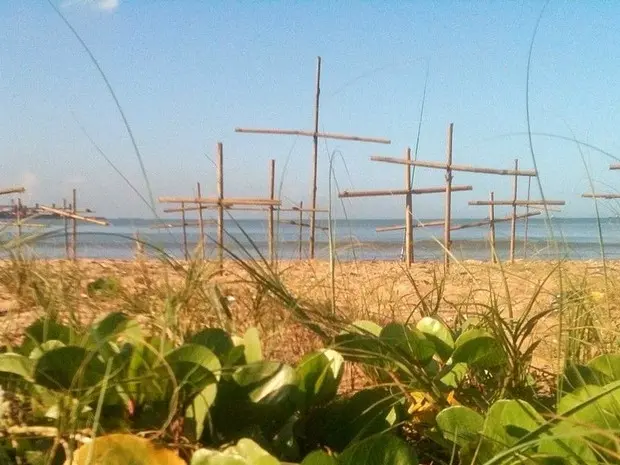 Cruzes foram fincadas na areia da Praia de Camburi (Foto: Sandro Firmino/ Arquivo Pessoal)