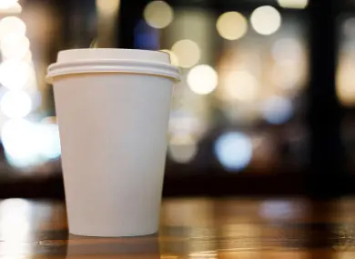 Cerca de 750 mil copos de plástico para café eram gerados como lixo no parlamento britânico todos os anos (Foto: Divulgação)