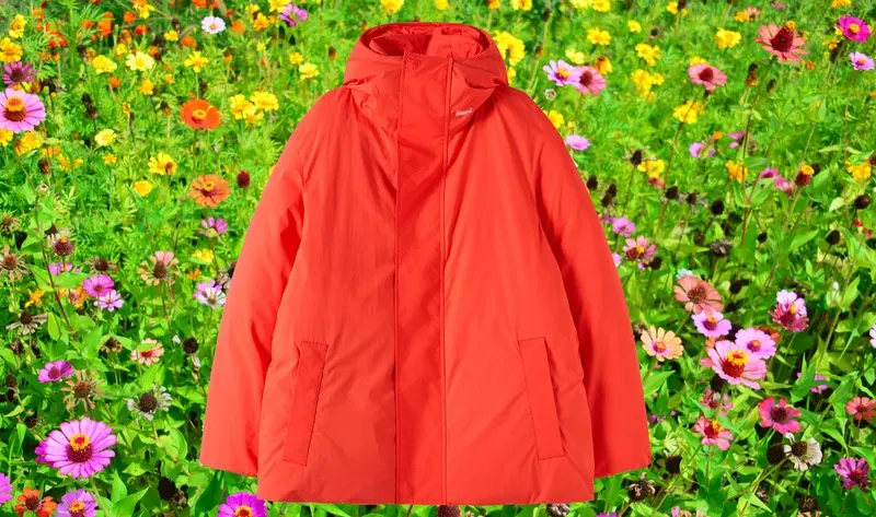 jaqueta laranja numa colagem de flores ao fundo